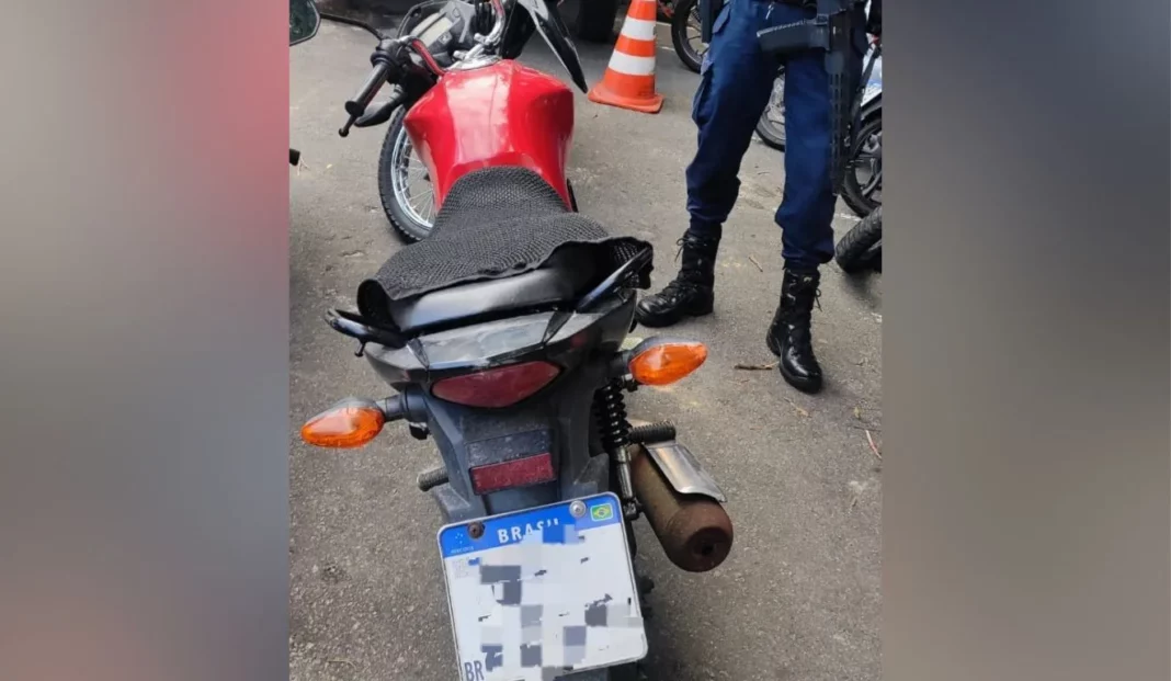 Homem é preso por posse de moto roubada após ser liberado da prisão