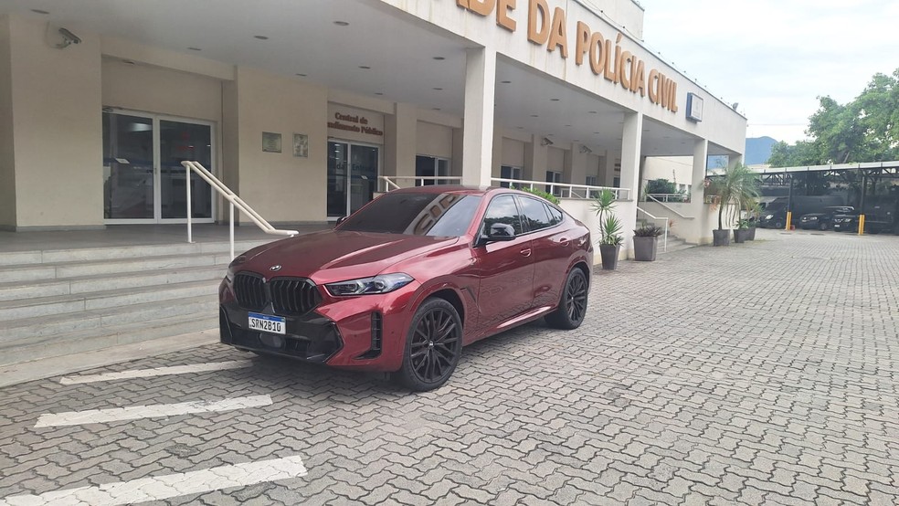 Carro de MC Poze do Rodo apreendido em operação que teve o funkeiro como alvo; veículo tem infração administrativa — Foto: Jéssica Marques / Agência O Globo