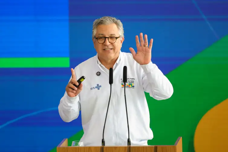 Fabio Rodrigues-Pozzebom/ Agência Brasil Brasília, (DF) 30/04/2025 - O ministro da Saúde, Alexandre Padilha, durante cerimônia do novo programa para acelerar o atendimento e aproximar a população dos médicos especialistas no sistema único de saúde (SUS). Foto: Fabio Rodrigues-Pozzebom/ Agência Brasil