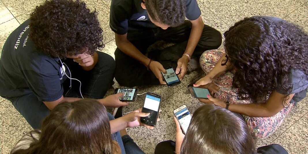 Adolescentes carecem de apoio para lidar com redes sociais, aponta pesquisa