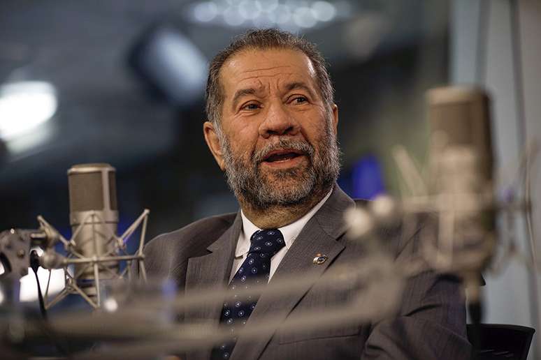 Carlos Lupi afirma que não se omitiu perante descoberta de descontos indevidos 