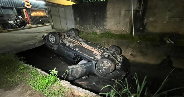 Carro capota dentro de valão em Cariacica