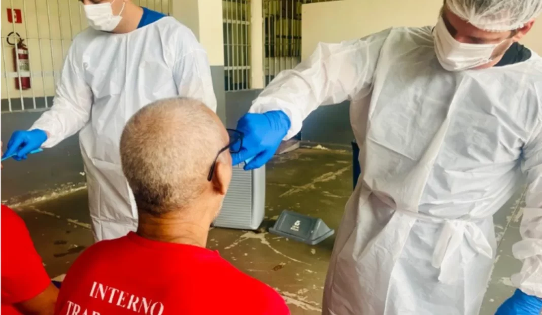 Coleta de DNA de presos é realizada pela polícia científica no Espírito Santo