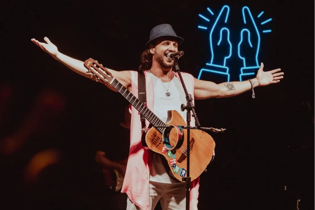 Falamansa se apresenta em arraiá no shopping de Vila Velha