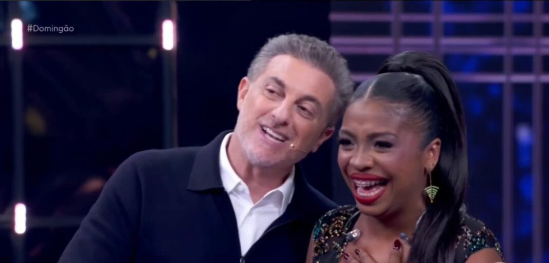 Lorrany Silva, moradora de Cariacica, brilha como cantora no Domingão do Hulk