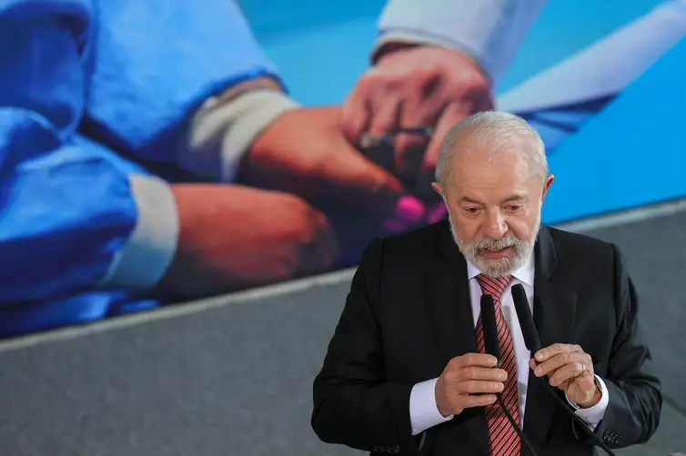 Fabio Rodrigues-Pozzebom/ Agência Brasil Brasília, (DF) 30/04/2025 - Presidente Luiz Inácio Lula da Silva, participa da cerimônia do novo programa para acelerar o atendimento e aproximar a população dos médicos especialistas no Sistema Único de Saúde (SUS). Foto: Fabio Rodrigues-Pozzebom/ Agência Brasil