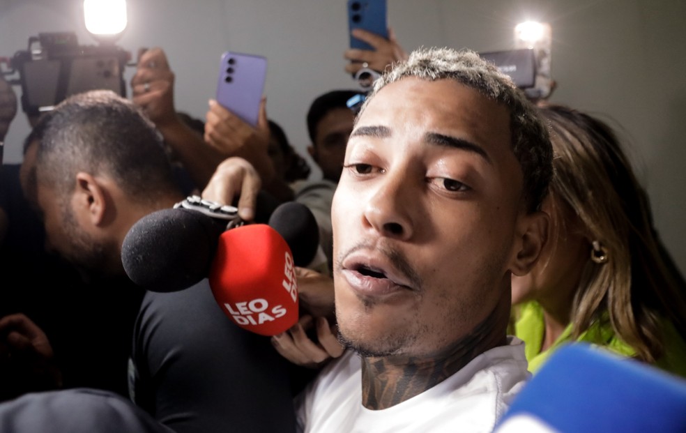MC Poze do Rodo é levado da Cidade da Polícia após ser preso durante operação da DRE — Foto: Gabriel de Paiva / Agência O Globo