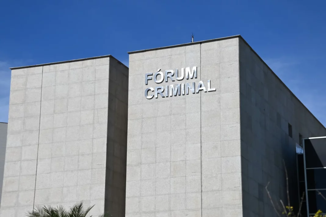 Marido que tentou queimar esposa com AVC enfrenta júri