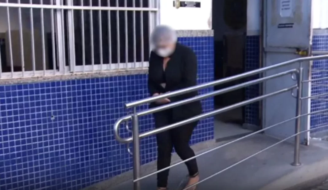 Mulher furta supermercado escondendo produtos na roupa dos filhos