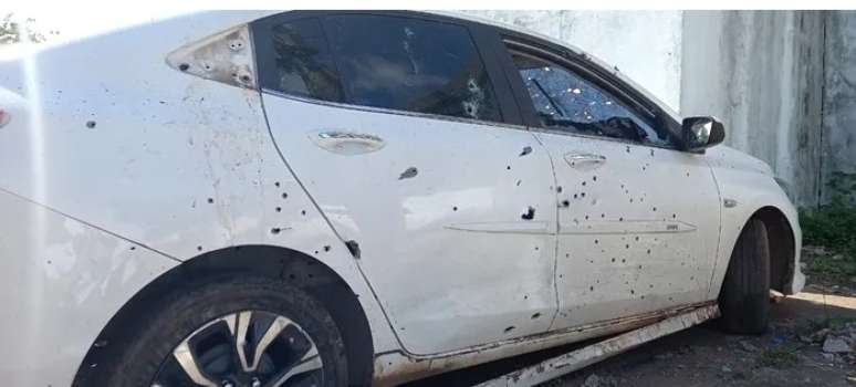 Carro em que as vítimas estavam ficou marcado por várias perfurações causadas por tiros