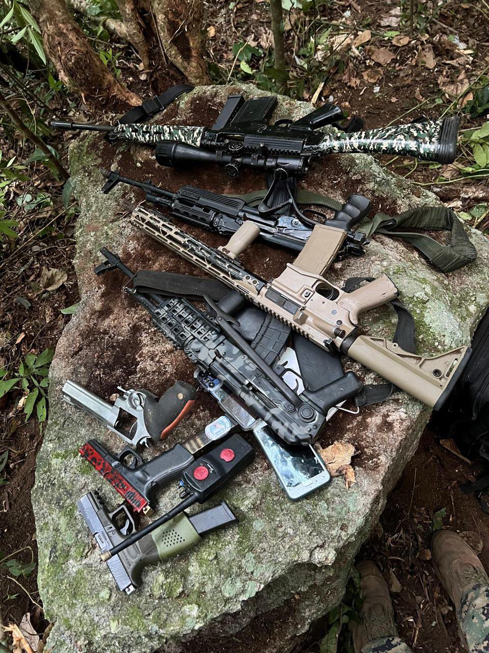 Quatro fuzis, três pistolas, celulares e um rádio transmissor apreendidos na Operação Policial na Rocinha - RJ | Foto: Divulgação/ PMERJ 