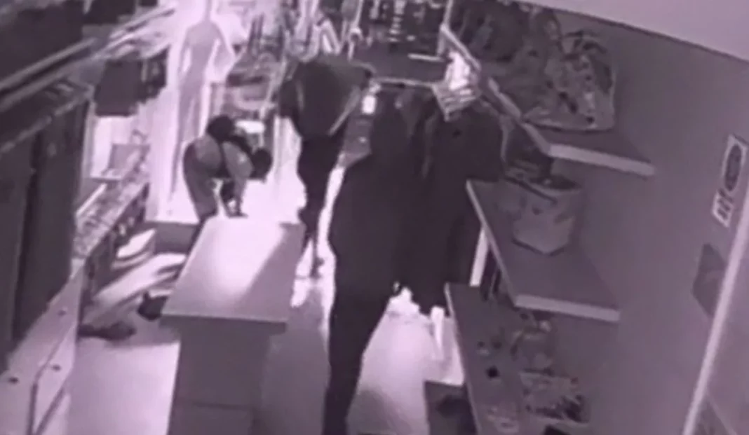 Suspeitos arrombam loja em Itapuã