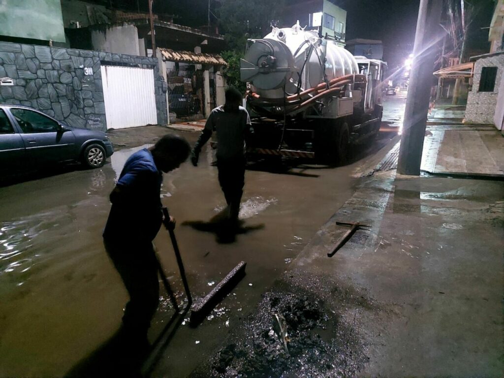 equipe trabalha chuva