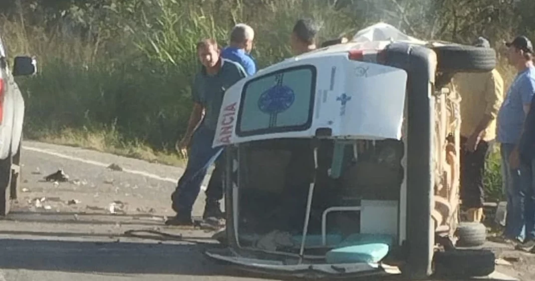 Ambulância fica destruída em acidente com carreta em Domingos Martins