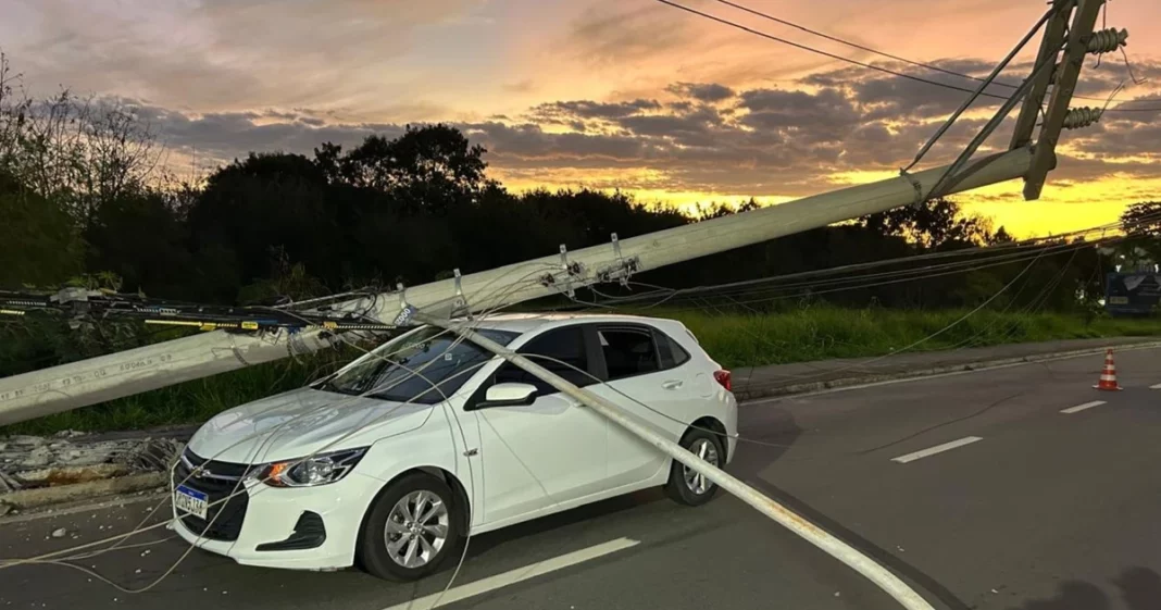 Carro bate e poste cai em cima de outro veículo na Norte Sul, na Serra