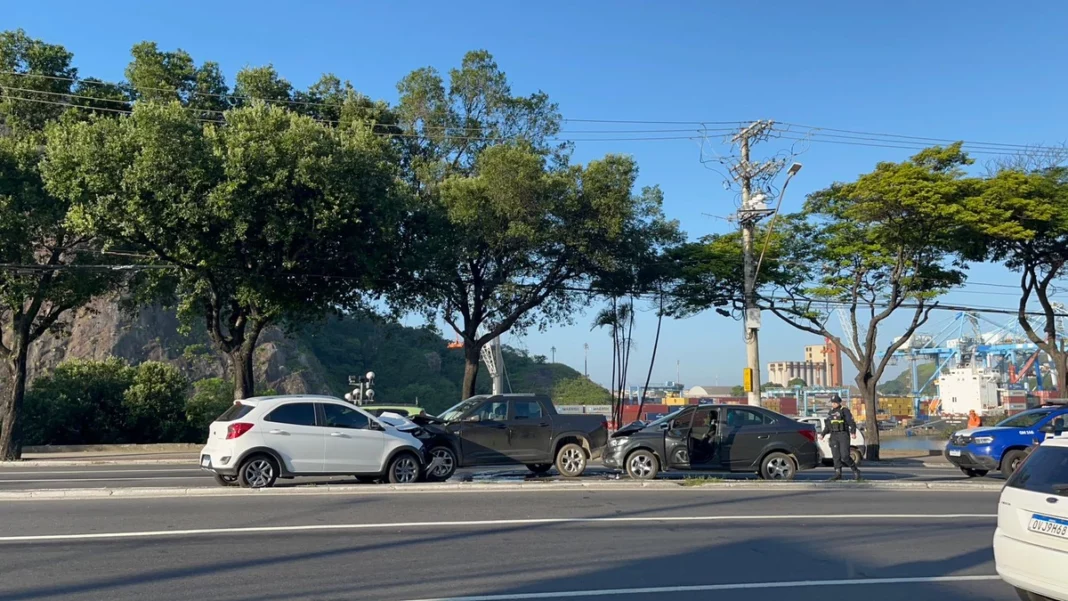 Carro invade contramão e causa acidente na Curva do Saldanha