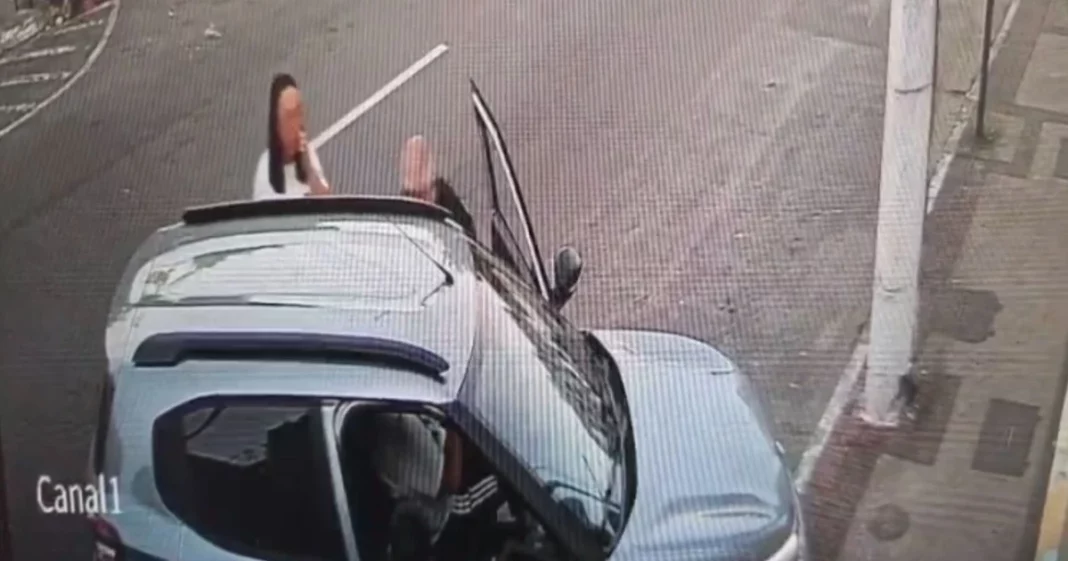 Homem armado vai atrás da mulher e filha em delegacia e acaba preso