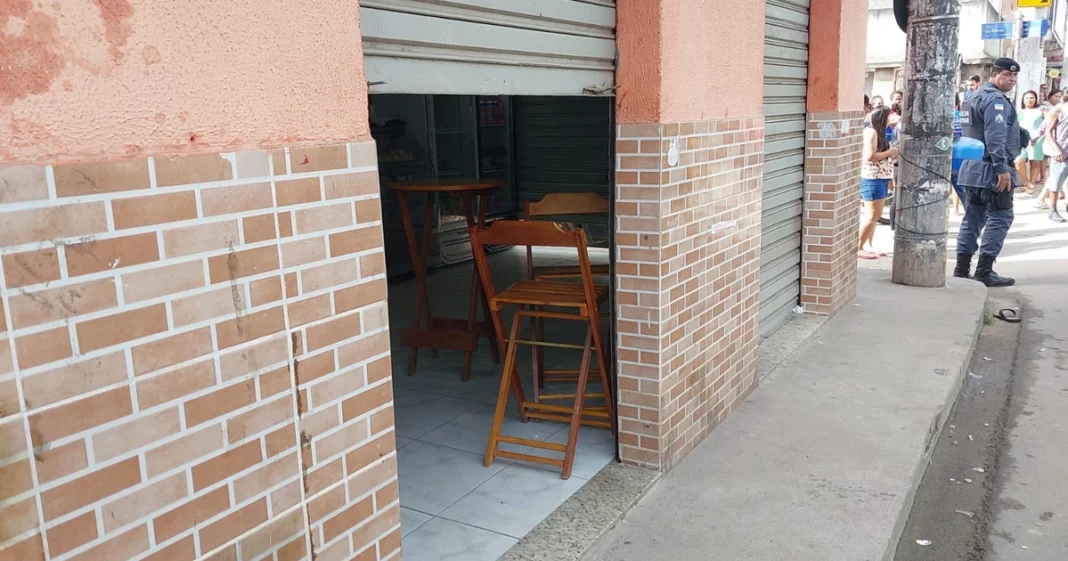 Homem morre e mulher fica ferida durante ataque a tiros em Vila Velha