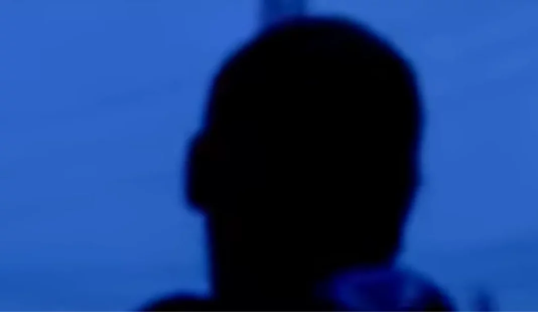 Jovem é baleado e cai de barranco