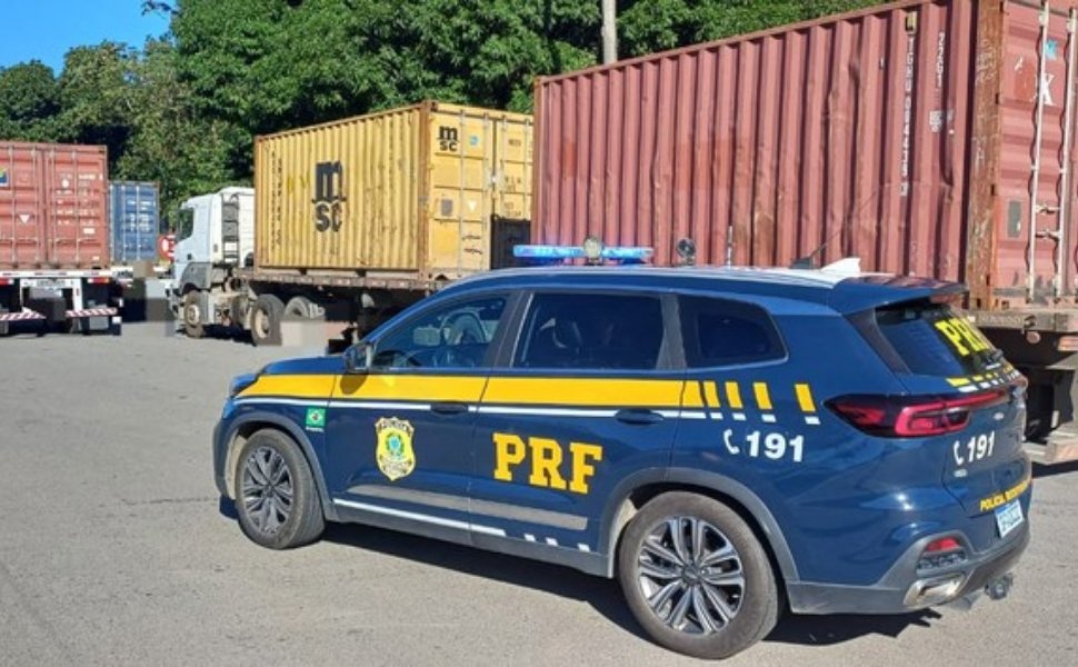 O garupa da motocicleta foi atropelado por um caminhão não identificado