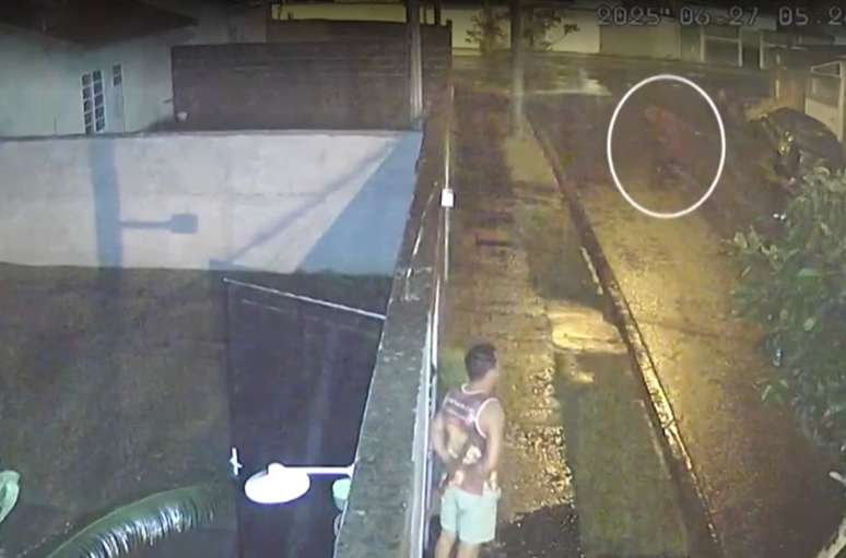 Suspeito fugiu de bicicleta e justificou aos vizinhos que era 'briga de casal'