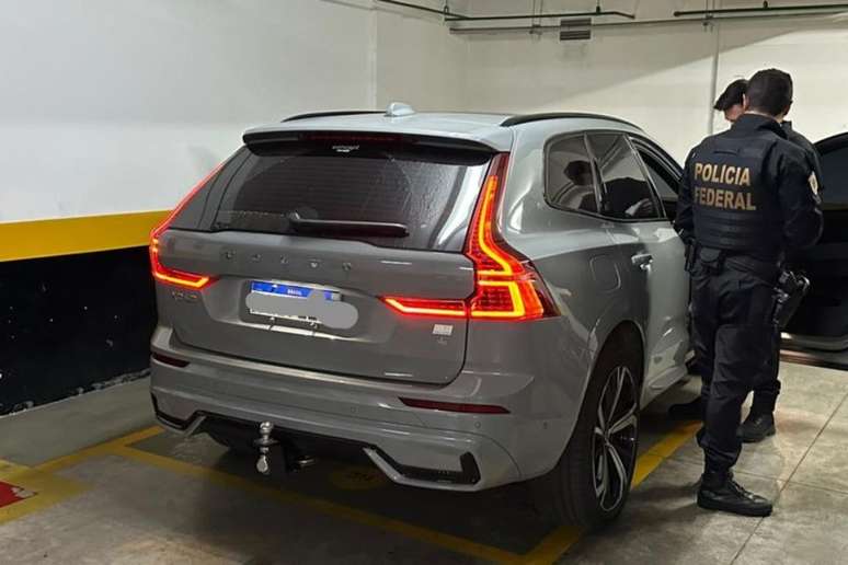 Carros e helicóptero foram apreendidos em operação da PF