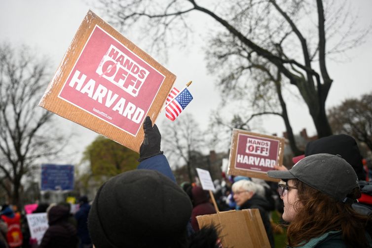 Manifestantes se reúnem em um protesto organizado pedindo à liderança de Harvard que resista à interferência do governo federal na universidade em Cambridge, Massachusetts, EUA
12/04/2025
REUTERS/Nicholas Pfosi