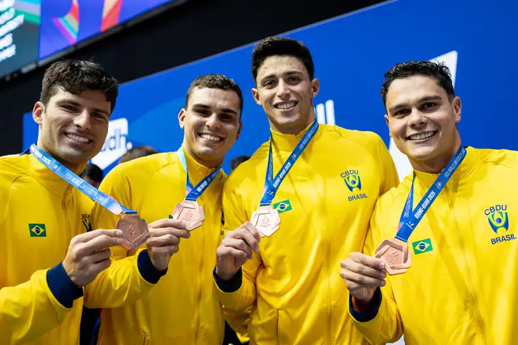 Bronze, primeira medalha do Brasil nos Jogos Mundiais Universitários - natação, revezamento - na foto estão Lucas Peixoto, Pedro Buch, Kaique Alves e Vinícius Assunção - em 17/07/2025