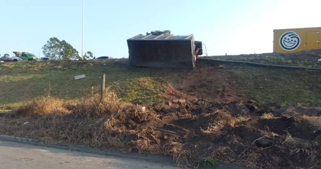 Carreta tomba e vai parar às margens da Rodovia do Contorno na Serra