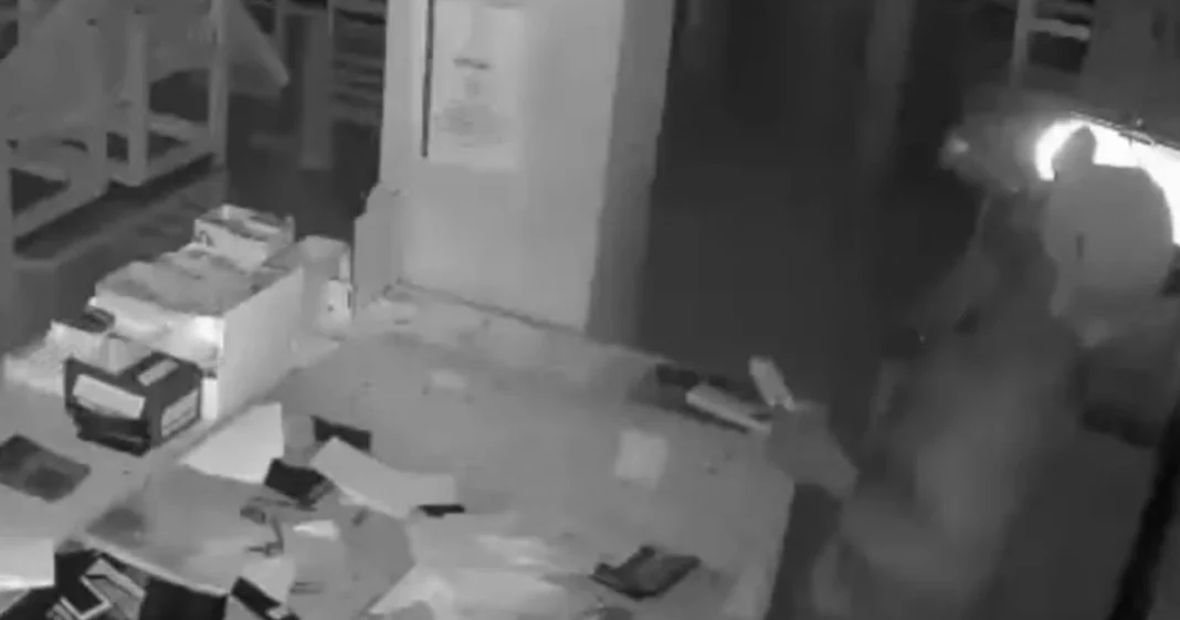 Homem invade restaurante, toma picolé e acaba preso em Vila Velha; vídeo