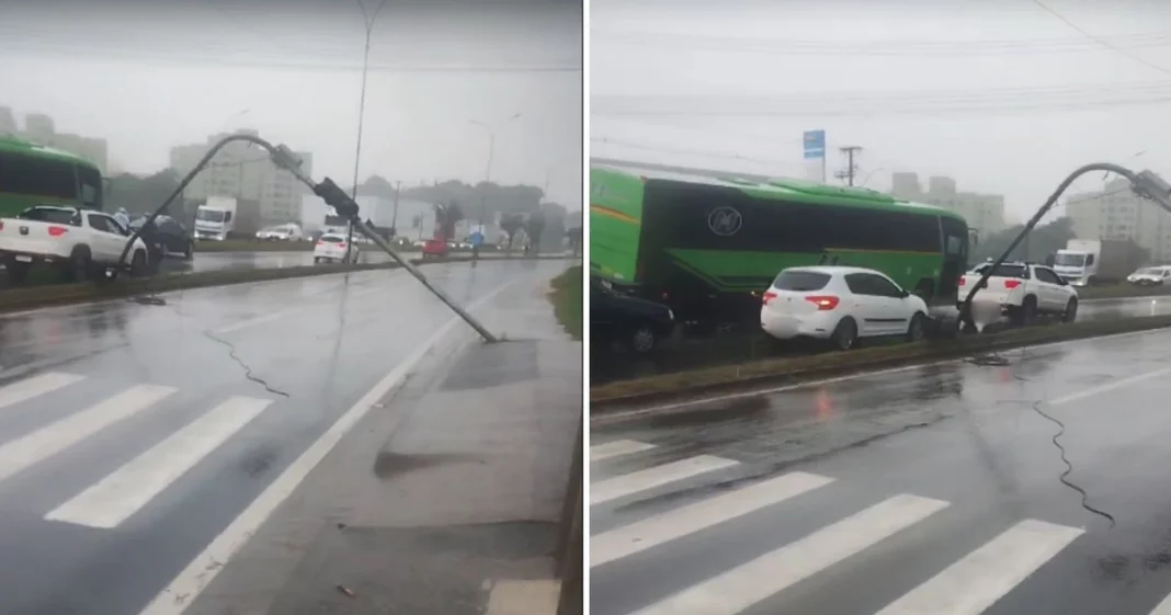 Ônibus derruba semáforo na br 101 e interdita parte de rodovia na serra