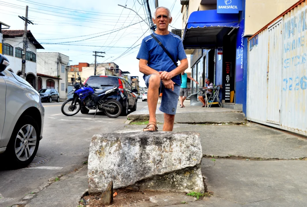Fiação, buracos e falta de rampa impedem passagem nas calçadas